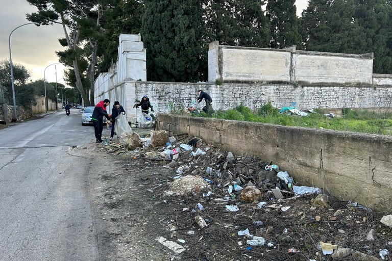 Pulizia della via Traiana, i volontari di 2hands raccolgono 265 kg di rifiuti