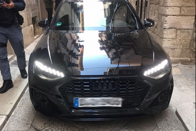 Audi nera, fine della corsa: l'auto recuperata a Bitonto. Ladri in fuga