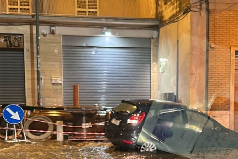 Maltempo a Bitonto: cede asfalto, auto sprofonda in via Bonghi