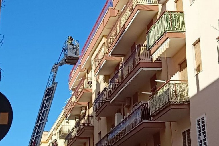 Caduta calcinacci in via Fermi