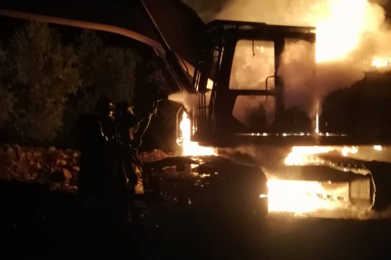 L'incendio di un escavatore, foto di repertorio