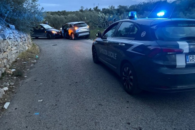 Impatto tra due auto in via Burrone: un ferito