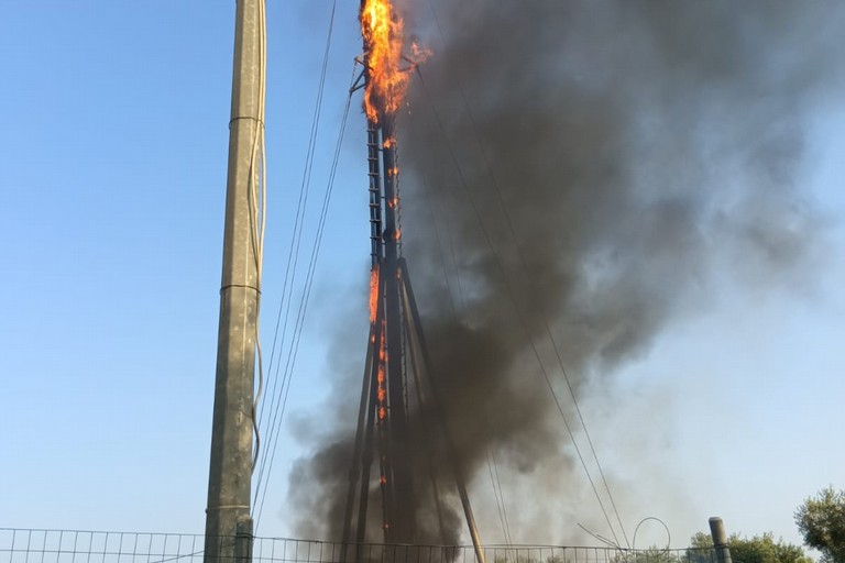 Il ripetitore di telefonia in fiamme