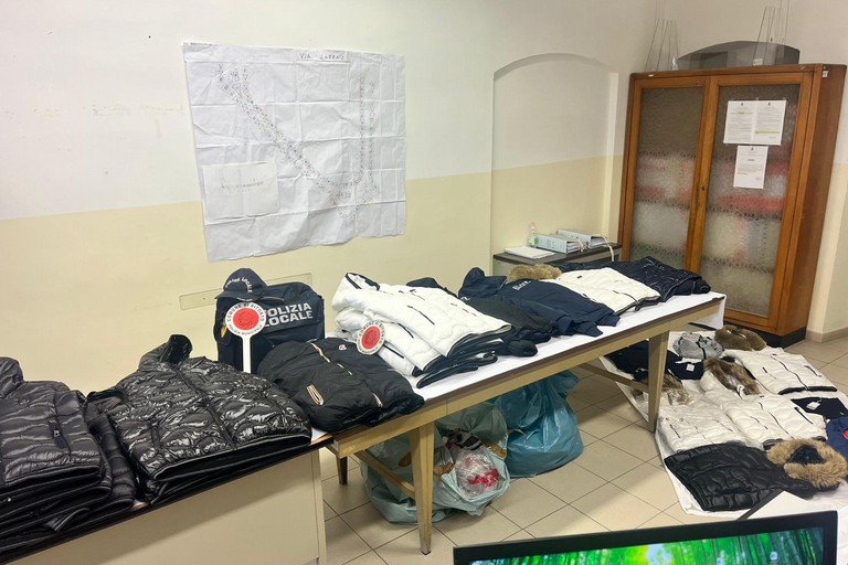 Controlli durante la festa dei Santi Medici: sequestrati capi contraffatti
