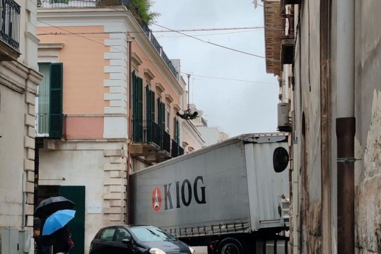 Tir incastrato tra via Traetta e via Caprera. Colpita cabina dell'Enel