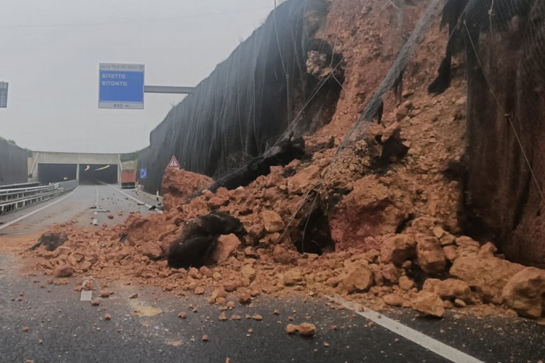 Maltempo, SS 96 chiusa tra Binetto e Palo per una frana