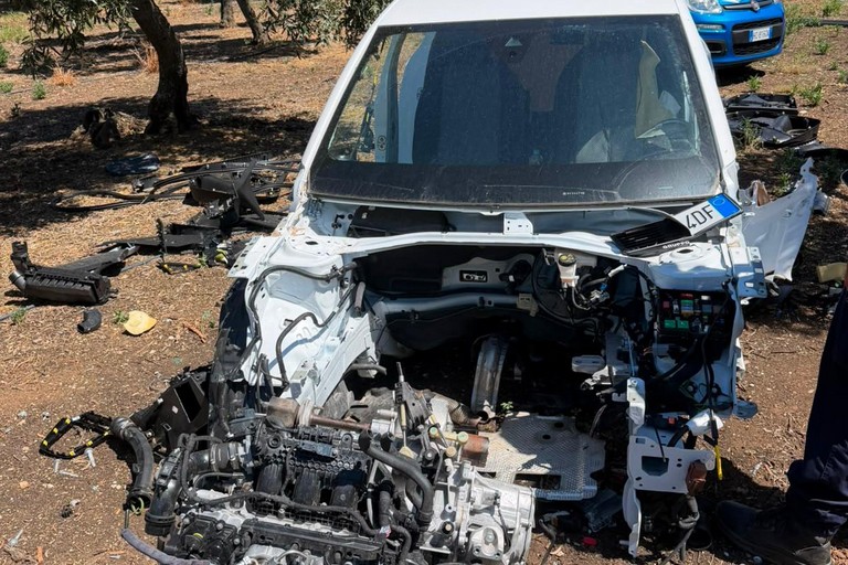 Le due auto cannibalizzate ritrovate dalla Metronotte