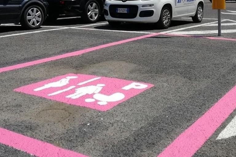 Parcheggi rosa in città