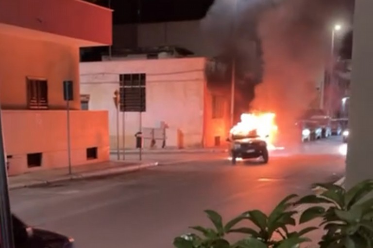 Auto in fiamme continua la sua corsa