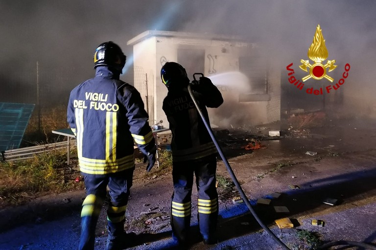 Prima il boato, poi le fiamme. Incendiato un box nell'ex scuola Modugno