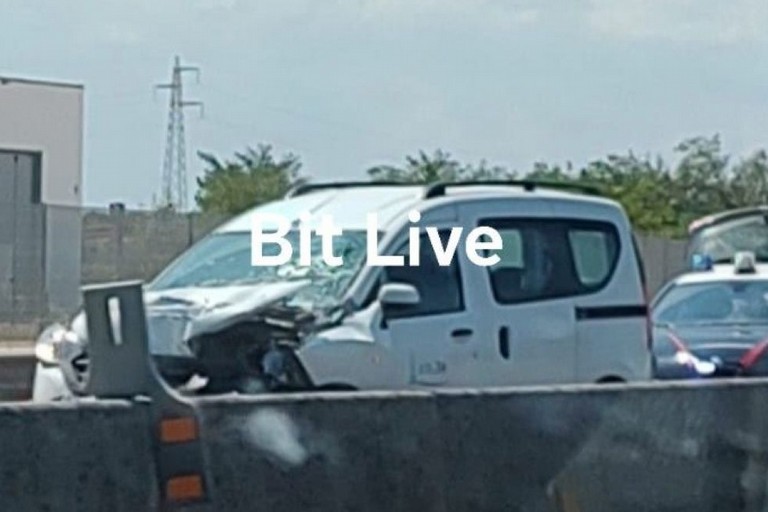 incidente sulla SP231 tra Terlizzi e Bitonto: auto finisce sotto un tir. <span>Foto bit live</span>