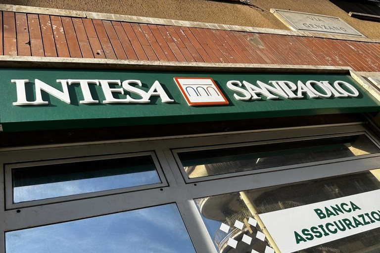 Una sede dell'istituto bancario Intesa San Paolo