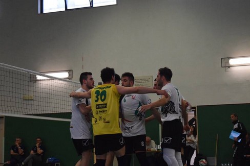 I giocatori della Volley Ball esultano dopo un punto realizzato. <span>Foto pagina facebook Volley Ball Bitonto</span>