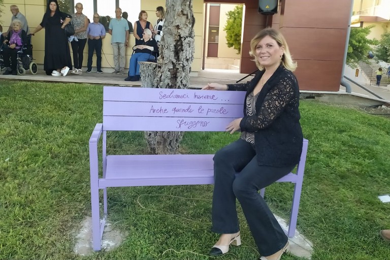 Lassessora Silvia Altamura inaugura la panchina viola dedicata ai malati di Alzheimer