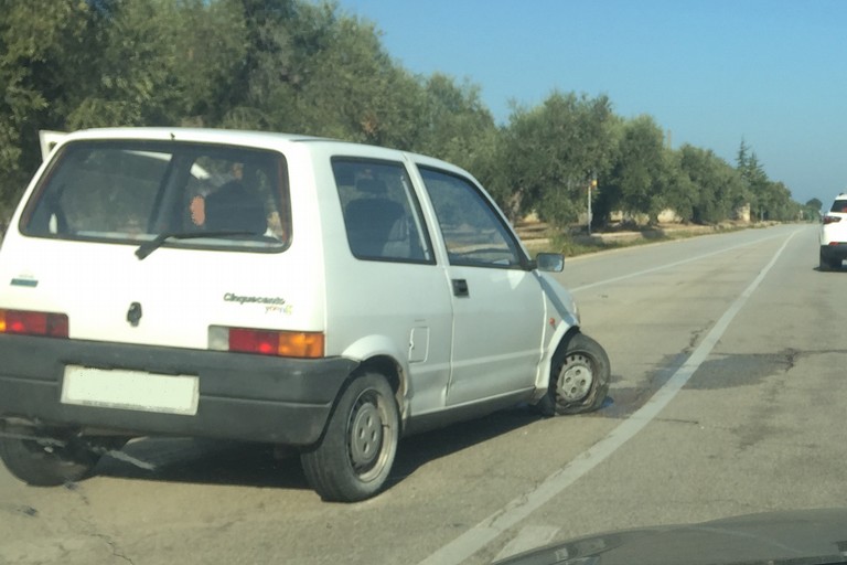 Lauto distrutta nellincidente su via Santo Spirito