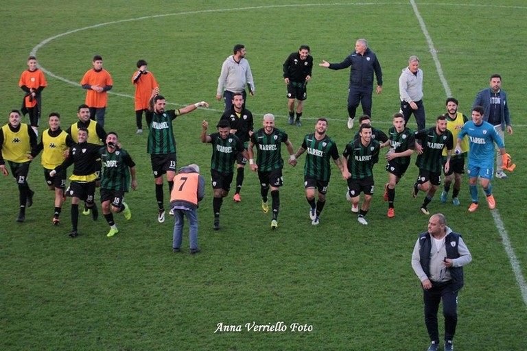 La festa a fine partita dei giocatori del Bitonto. <span>Foto Anna Verriello</span>