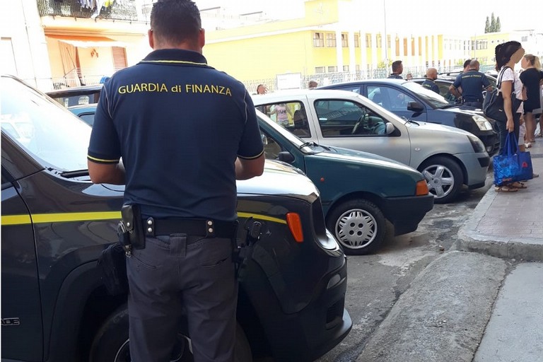 La Guardia di Finanza in azione in via Ragni a Bitonto