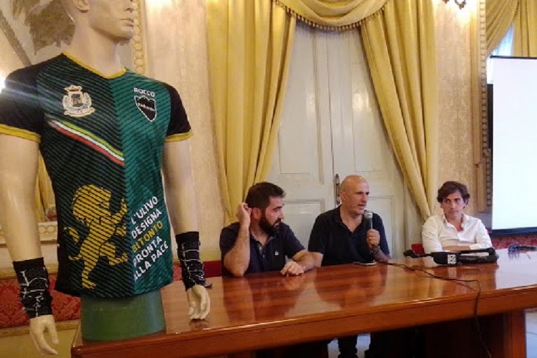 La maglia con cui i bitontini parteciperanno alla Half Marathon via Pacis di Roma