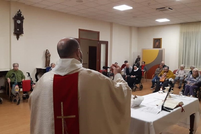 La Santa Messa celebrata da Don Vito Piccinonna per gli anziani a dicembre