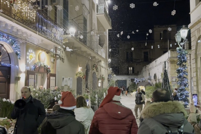 Largo Teatro vestito a festa. <span>Foto Viviana Minervini </span>