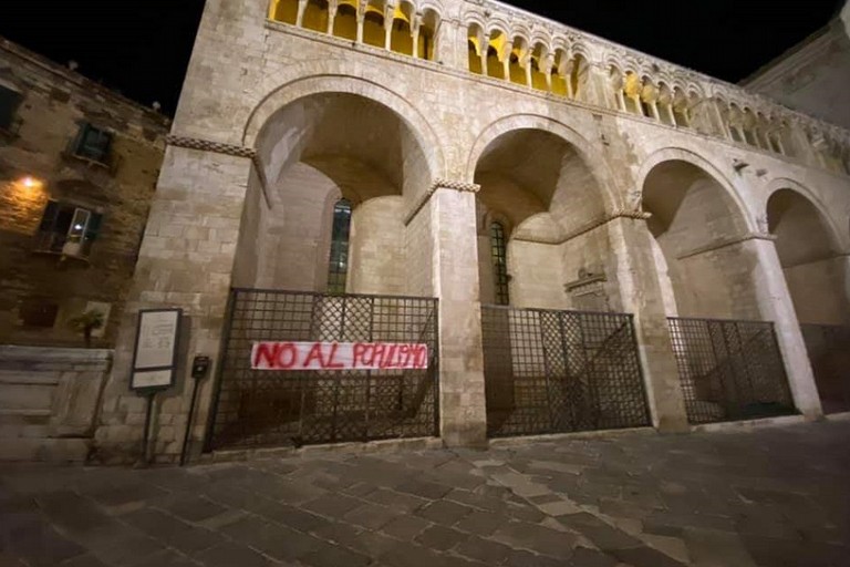 Lo striscione anti populismo sulla Cattedrale di Bitonto jfif