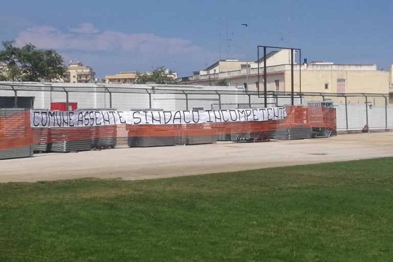 Lo striscione poi rimosso di contestazione