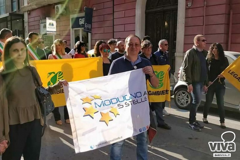 Manifestanti a Bari per dire No allinceneritore NEWO