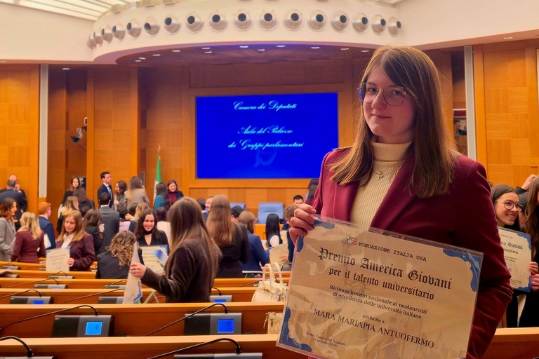Mara Antuofermo riceve il premio