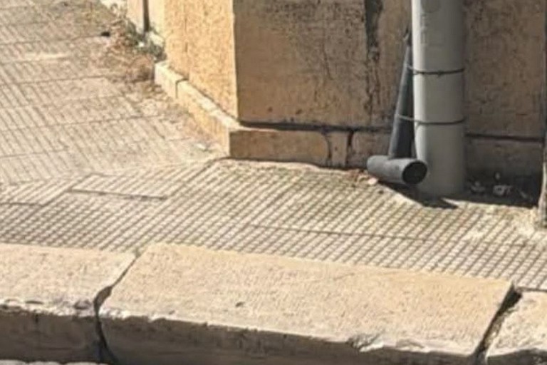 Marciapiede dissestato a Palombaio