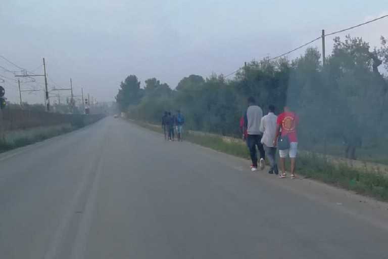 Migranti in transito su via S Spirito