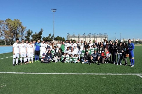 I calciatori dell'Omnia festeggiano con i loro famigliari. <span>Foto ufficio stampa Omnia Bitonto</span>