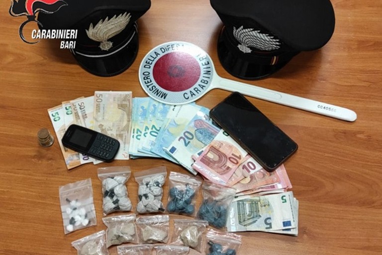 La droga e i contanti sequestrati dai Carabinieri
