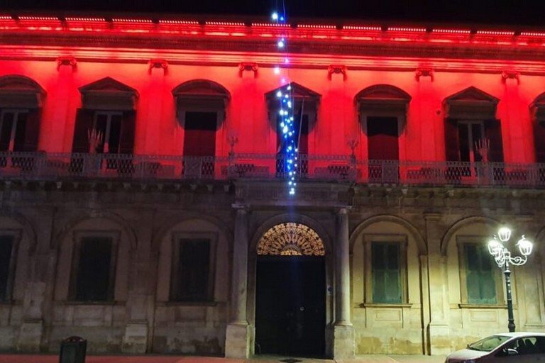 Palazzo Gentile illuminato di rosso