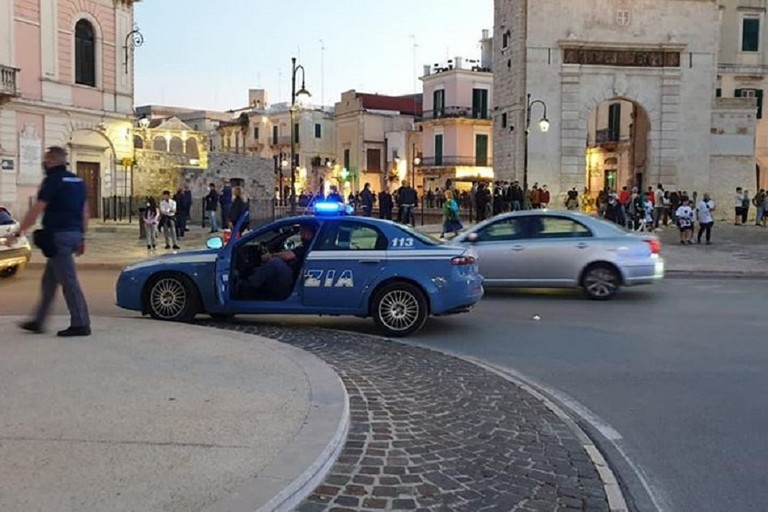 Polizia in piazza per disperdere i tifosi del Bitonto