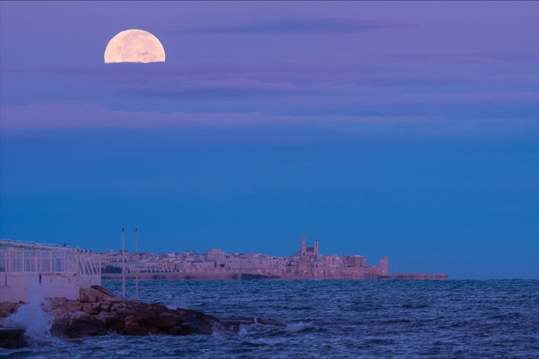Luna del Cacciatore su Giovinazzo. <span>Foto Paky Cassano </span>