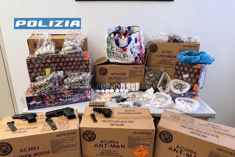 Armi, droga e un'auto rubata nel garage: arrestata una coppia di Bitonto