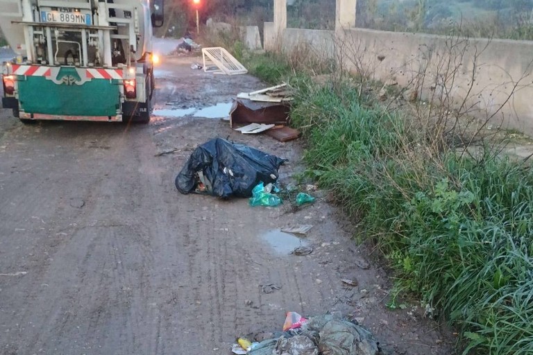 Pulizia rifiuti in via Burrone