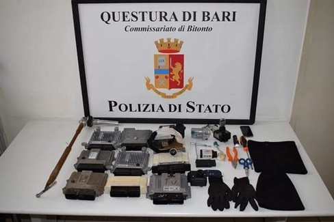 Il materiale sequestrato dalla Polizia di Stato