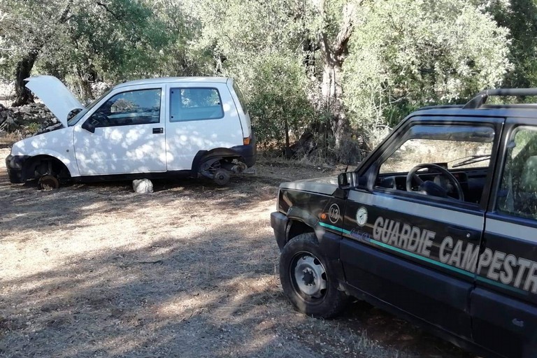 Una delle due auto rubate recuperate dalle Guardie Campestri