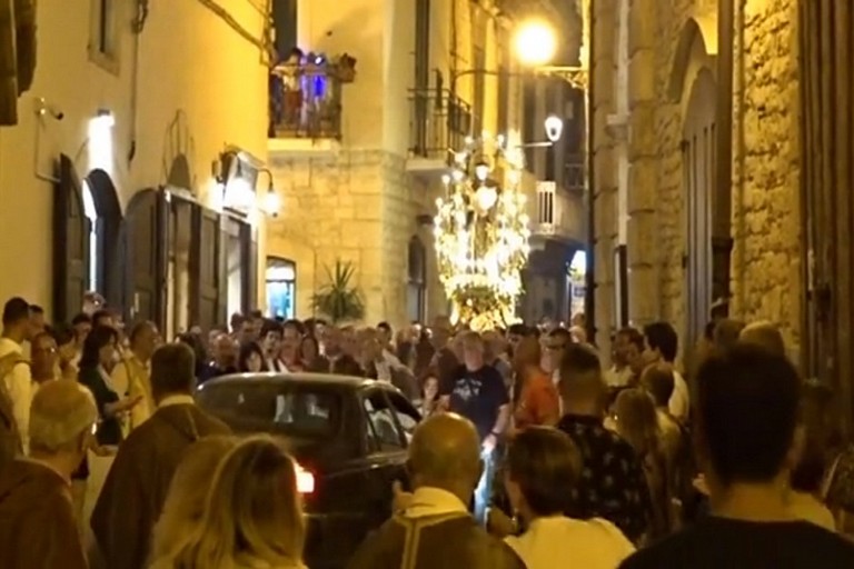 SantAntonio in processione bloccato da unauto a Bitonto