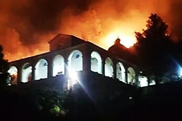 Santuario della Madonna della Catena minacciato dalle fiamme. <span>Foto LaCnews24.it</span>