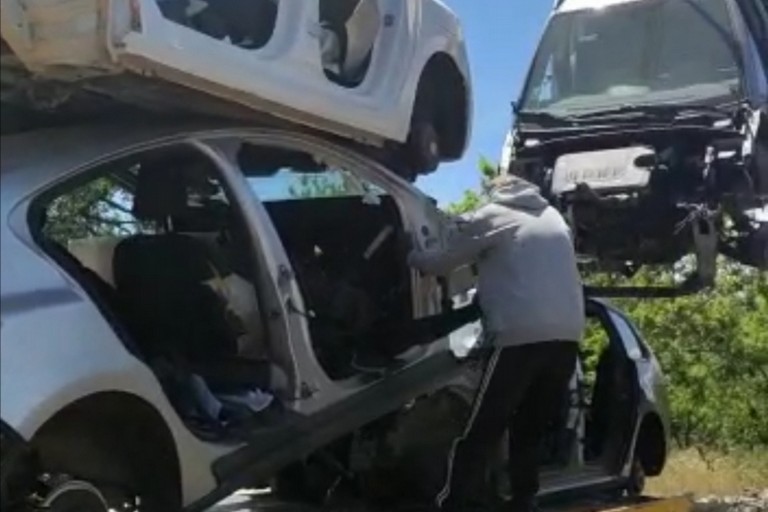 Le carcasse delle auto recuperate dai Carabinieri