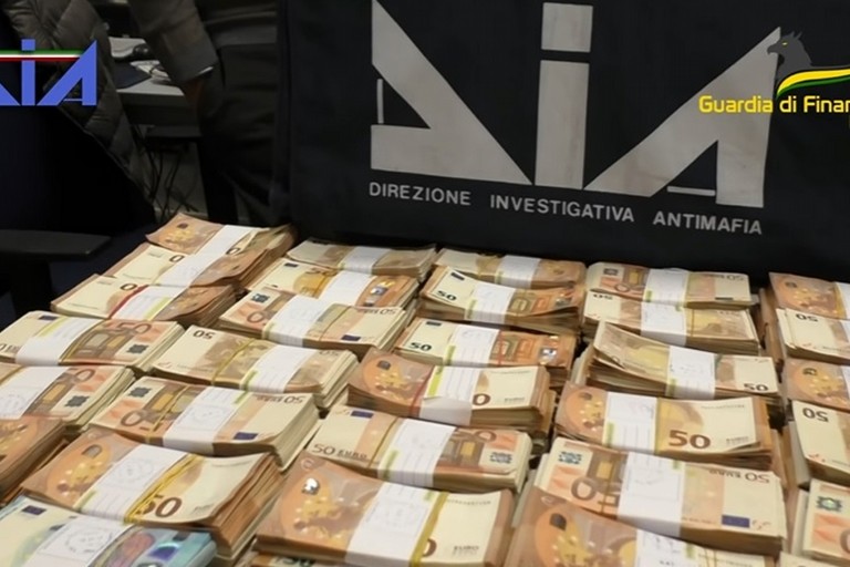 Il denaro sequestrato dalla Direzione Investigativa Antimafia