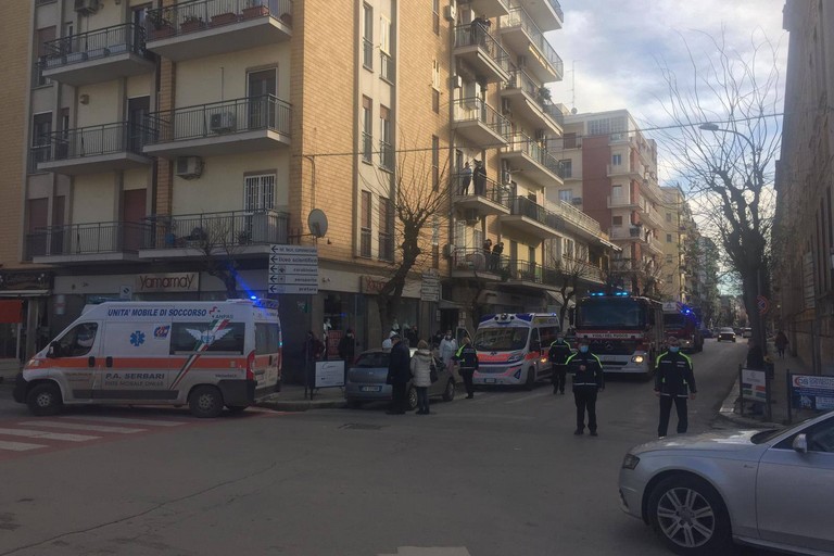 Birilli in strada di notte per deviare il traffico e dormire: multato dai  vigili