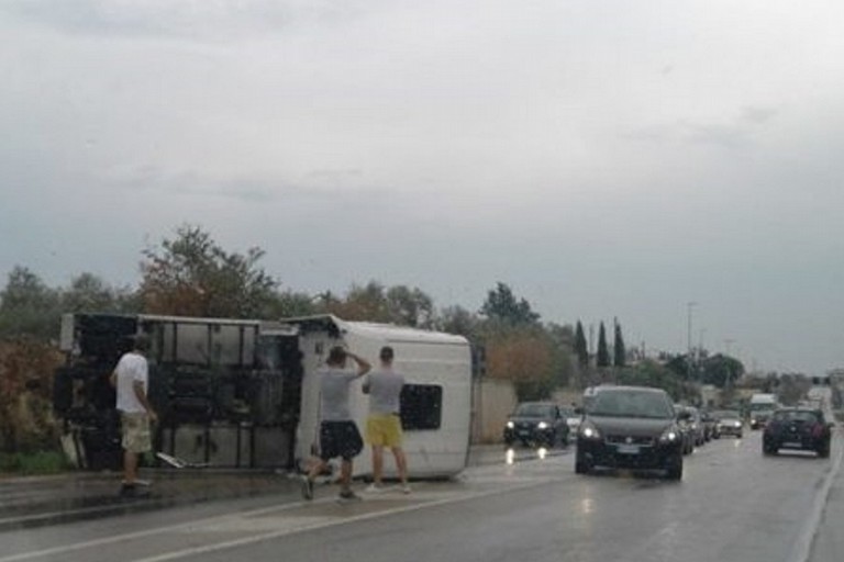 Il tir ribaltato a Bitonto. <span>Foto Baritalianews</span>