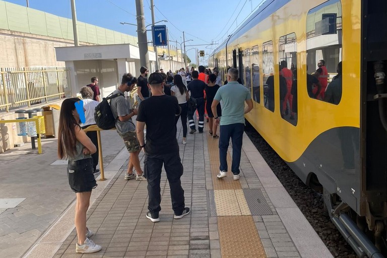 Treno fermo a Macchie