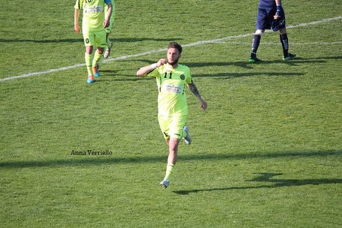 L'esultanza di Turitto dopo un gol al Vieste. <span>Foto Anna Verriello</span>