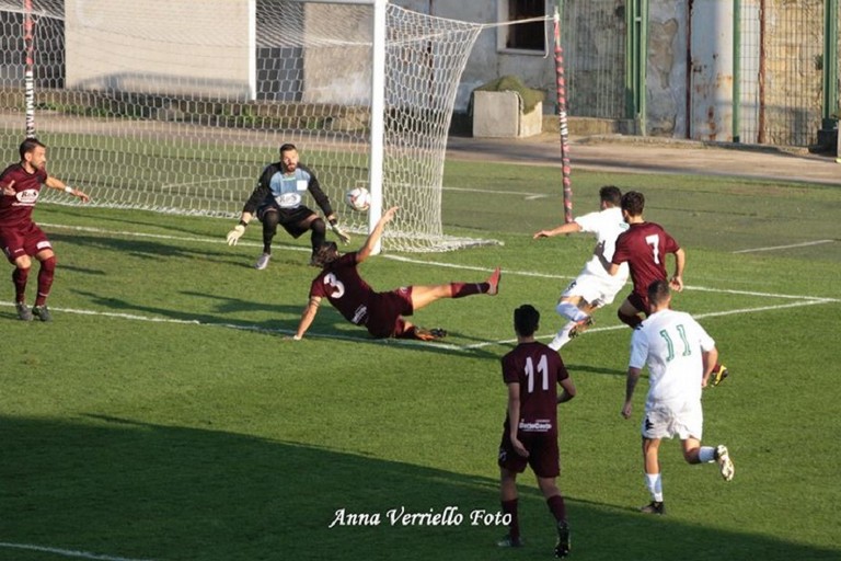 Uno dei gol dellUsd Bitonto al Granata. <span>Foto Anna Verriello</span>