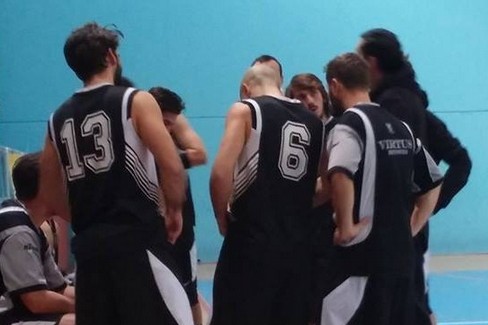 I giocatori della Virtus durante un timeout. <span>Foto pagina facebook Asd Virtus Bitonto</span>