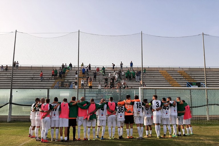 Il saluto ai tifosi dei calciatori neroverdi. <span>Foto Anna Verriello</span>
